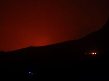 Vista desde el cruce de Veneguera, en Mogán, del incendio forestal declarado este sábado en la localidad de Tasarte