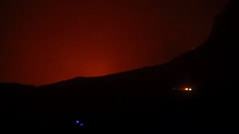 Vista desde el cruce de Veneguera, en Mogán, del incendio forestal declarado este sábado en la localidad de Tasarte Vista desde el cruce de Veneguera, en Mogán, del incendio forestal declarado este sábado en la localidad de Tasarte