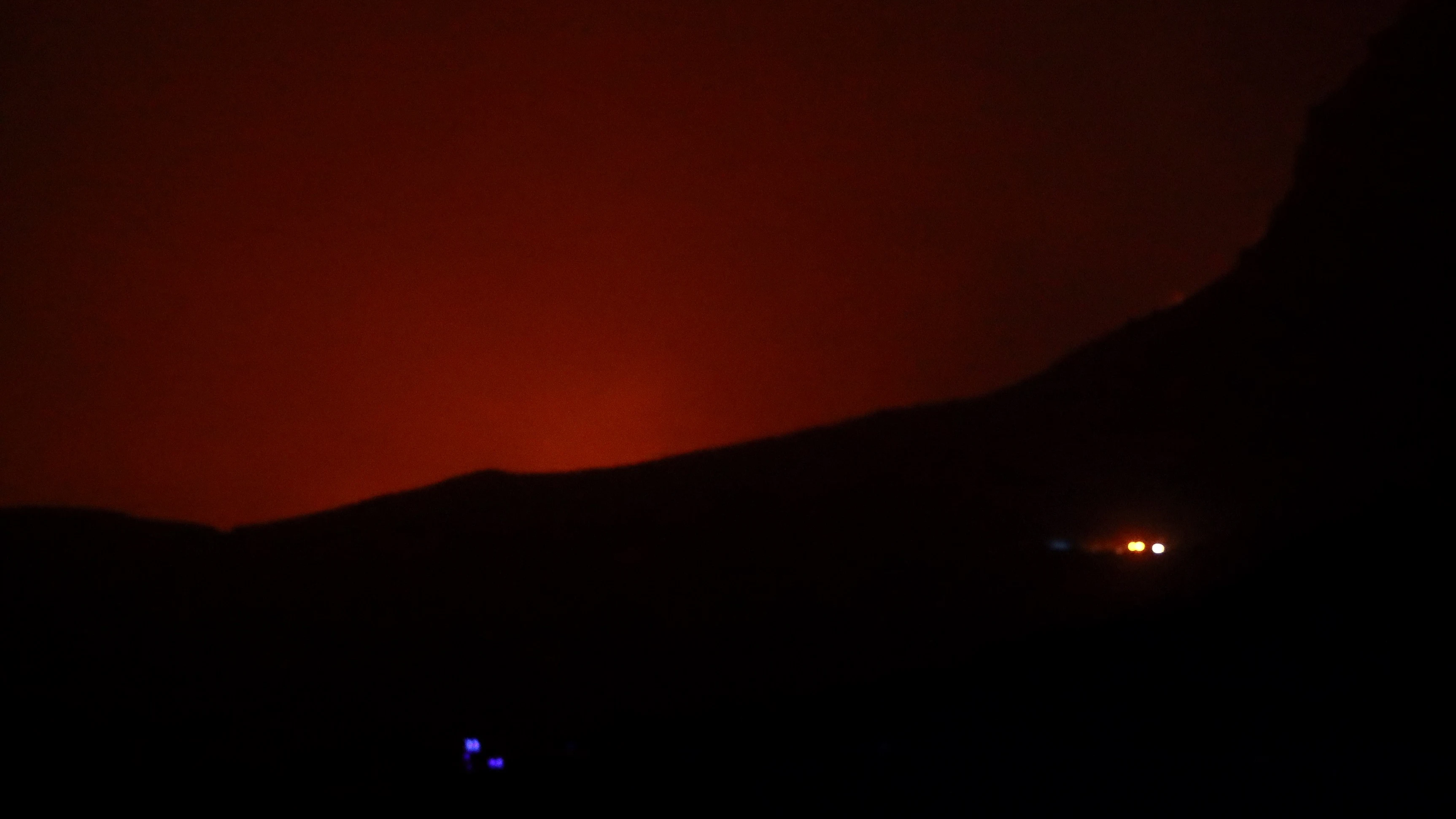 Vista desde el cruce de Veneguera, en Mogán, del incendio forestal declarado este sábado en la localidad de Tasarte Vista desde el cruce de Veneguera, en Mogán, del incendio forestal declarado este sábado en la localidad de Tasarte