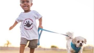 Quaden Bayles, paseando al perro