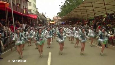 35.000 personas toman las calles de Oruro, Bolivia, a ritmo de carnaval
