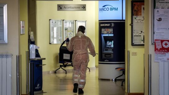 Imagen de un hombre con protecci&oacute;n frente al coronavirus en un hospital de Italia