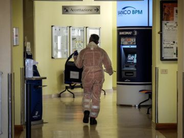 Imagen de un hombre con protección frente al coronavirus en un hospital de Italia