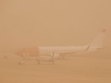 Dos aviones permanecen aparcados en el aeropuerto de Gran Canaria