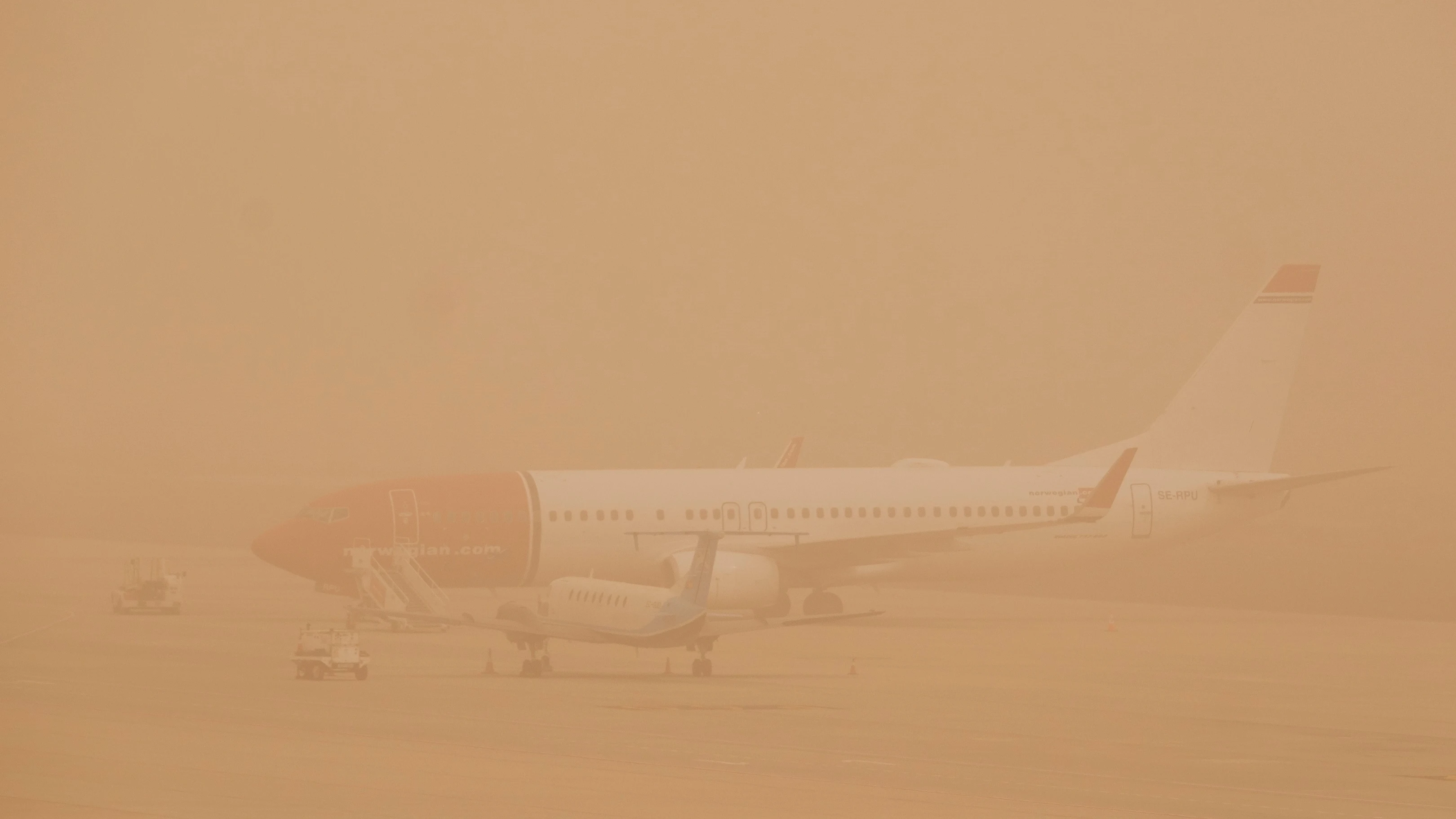 Dos aviones permanecen aparcados en el aeropuerto de Gran Canaria