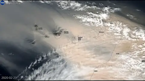 La calima marca en Canarias un récord mundial de contaminación, así captó la NASA la entrada del polvo en suspensión La calima marca en Canarias un récord mundial de contaminación, así captó la NASA la entrada del polvo en suspensión