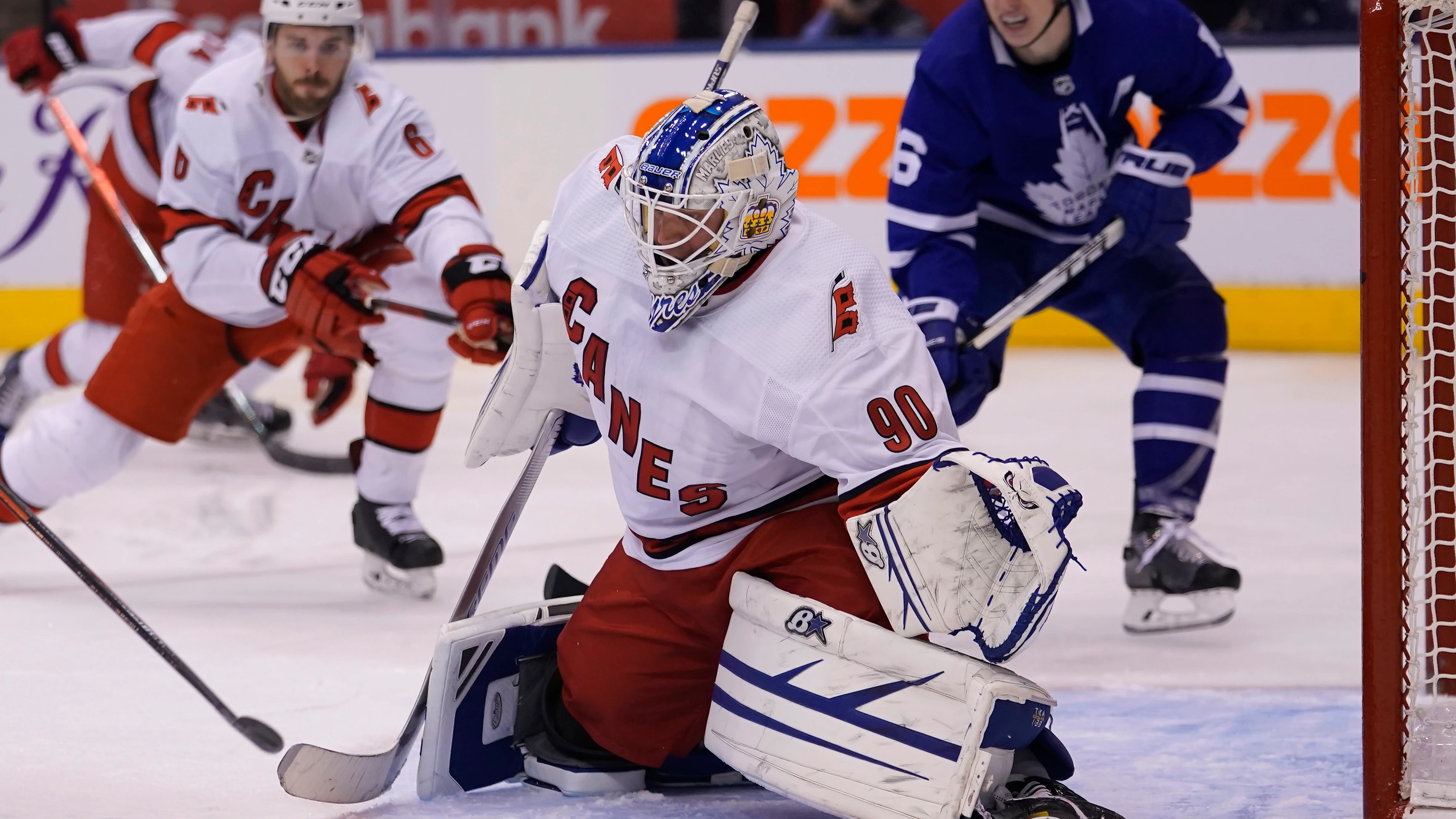 David Ayres realizando una parada con los Carolina Hurricanes