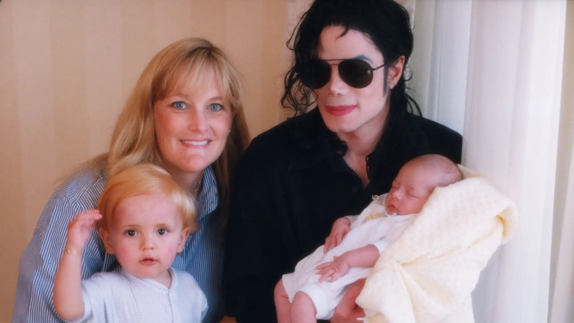 Michael Jackson, junto a su exmujer Debbie Rowe y sus dos hijos Paris y Prince