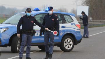 Policía con mascarillas en Italia