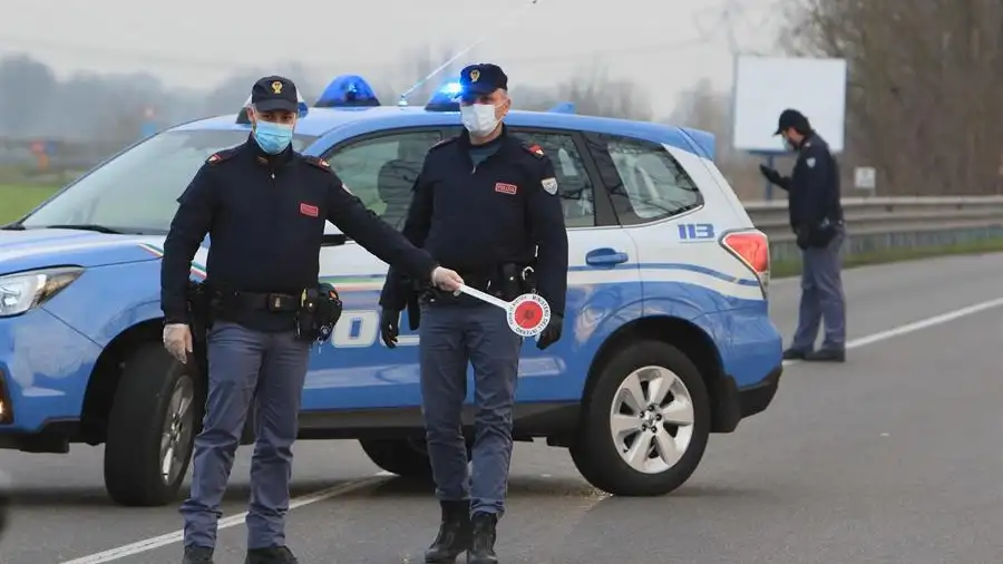 Policía con mascarillas en Italia Policía con mascarillas en Italia