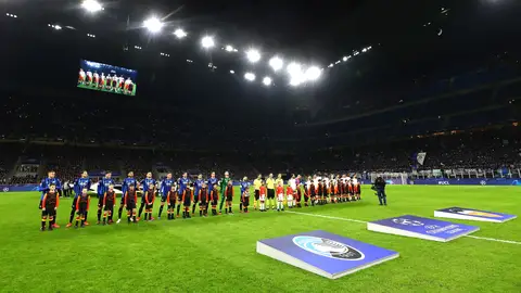 Los jugadores de Atalanta y Valencia antes de su partido en San Siro Los jugadores de Atalanta y Valencia antes de su partido en San Siro
