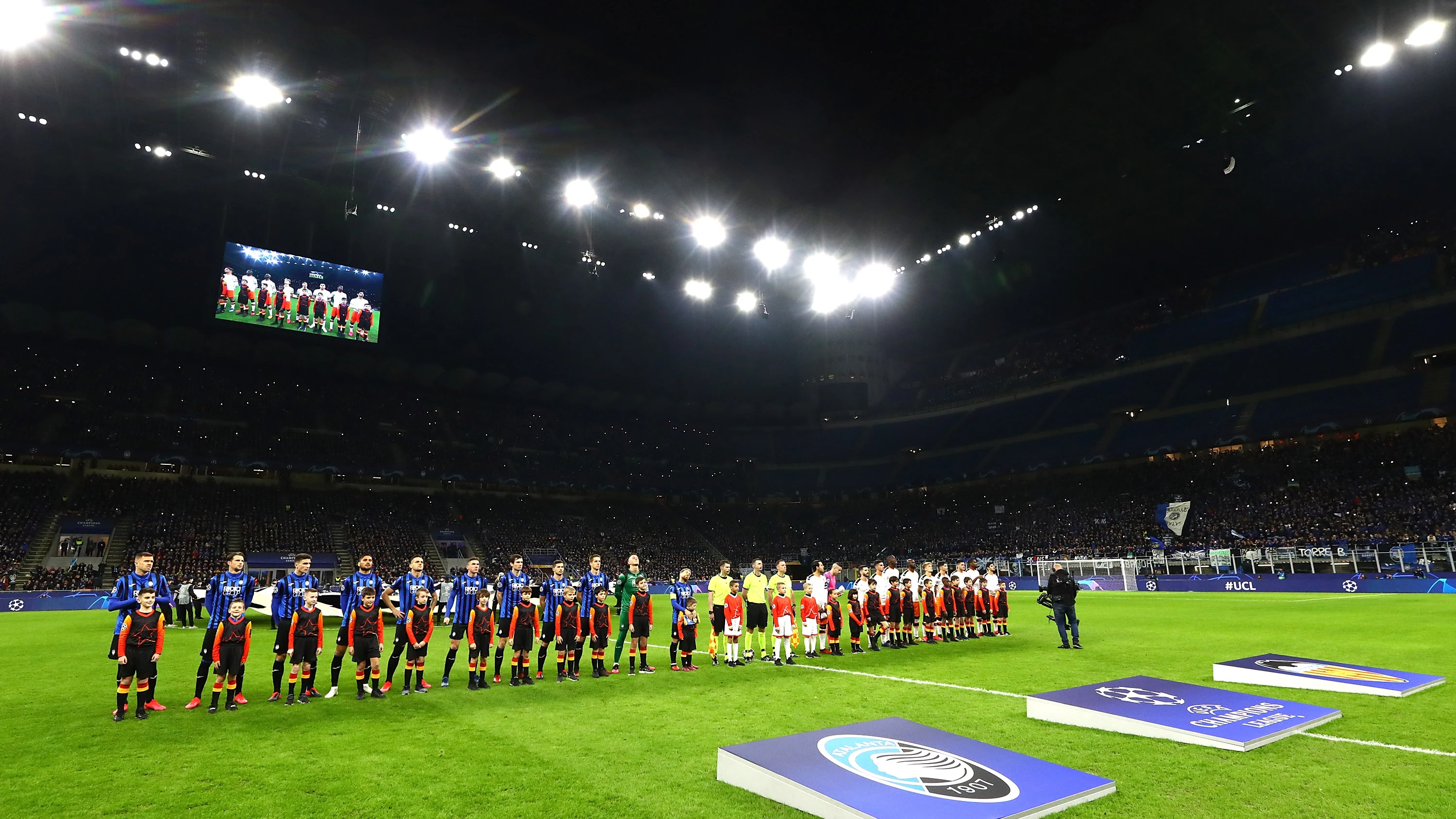 Los jugadores de Atalanta y Valencia antes de su partido en San Siro Los jugadores de Atalanta y Valencia antes de su partido en San Siro