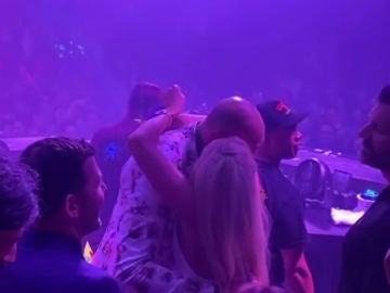 Tyson Fury celebrando su triunfo con su mujer Paris en el Hakkasan Las Vegas Nightclub 