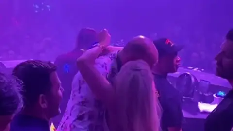 Tyson Fury celebrando su triunfo con su mujer Paris en el Hakkasan Las Vegas Nightclub Tyson Fury celebrando su triunfo con su mujer Paris en el Hakkasan Las Vegas Nightclub