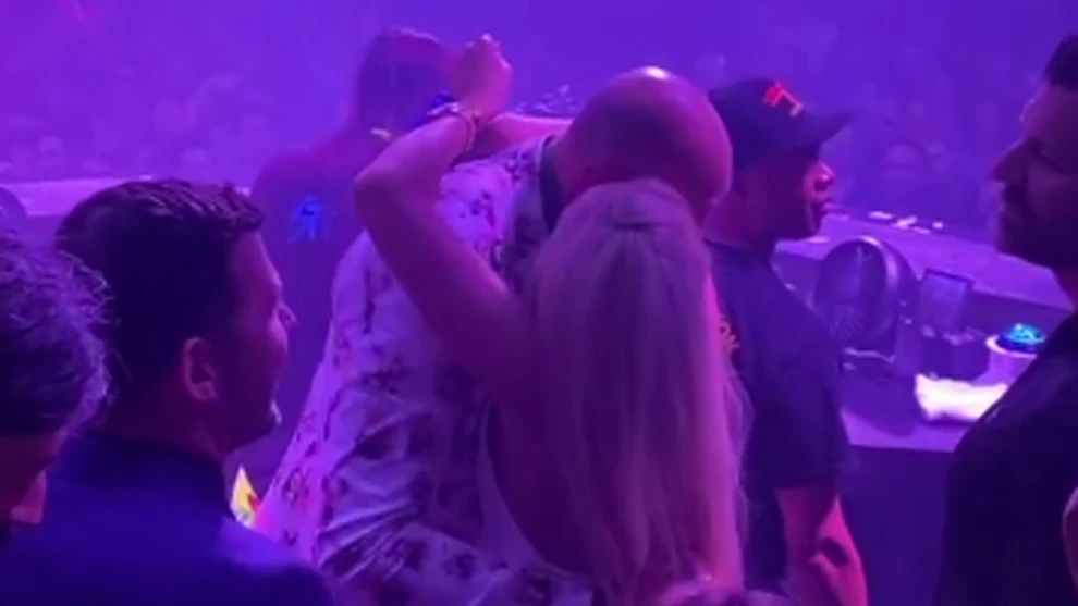 Tyson Fury celebrando su triunfo con su mujer Paris en el Hakkasan Las Vegas Nightclub