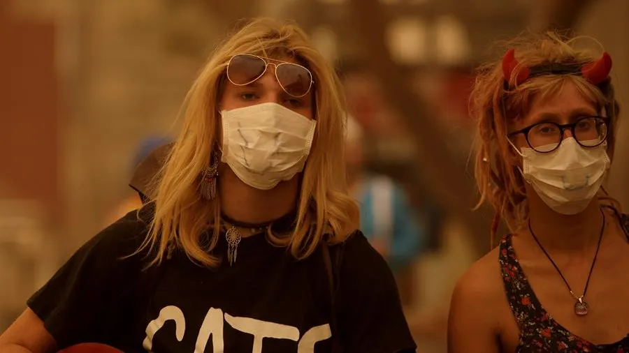 Dos mujeres con mascarillas en Canarias Dos mujeres con mascarillas en Canarias