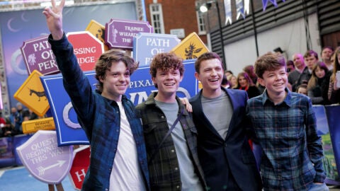 Tom Holland junto a sus hermanos