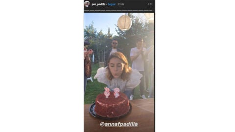 Anna Ferrer soplando las velas 