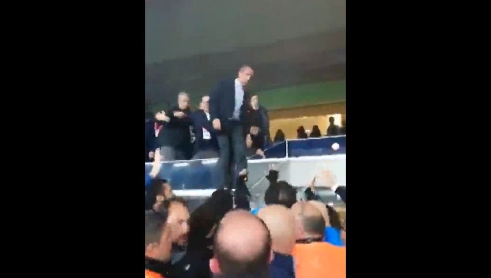 El presidente del Fenerbahçe salta de la grada