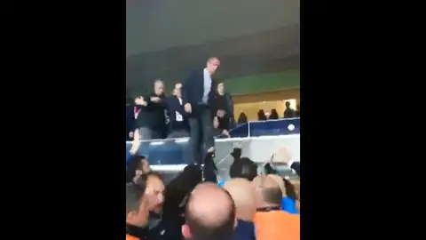 El presidente del Fenerbahçe salta de la grada El presidente del Fenerbahçe salta de la grada