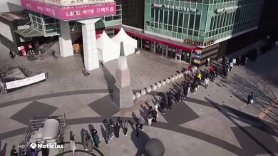 Las imágenes de una espectacular cola para conseguir mascarillas contra el coronavirus en Corea del Sur