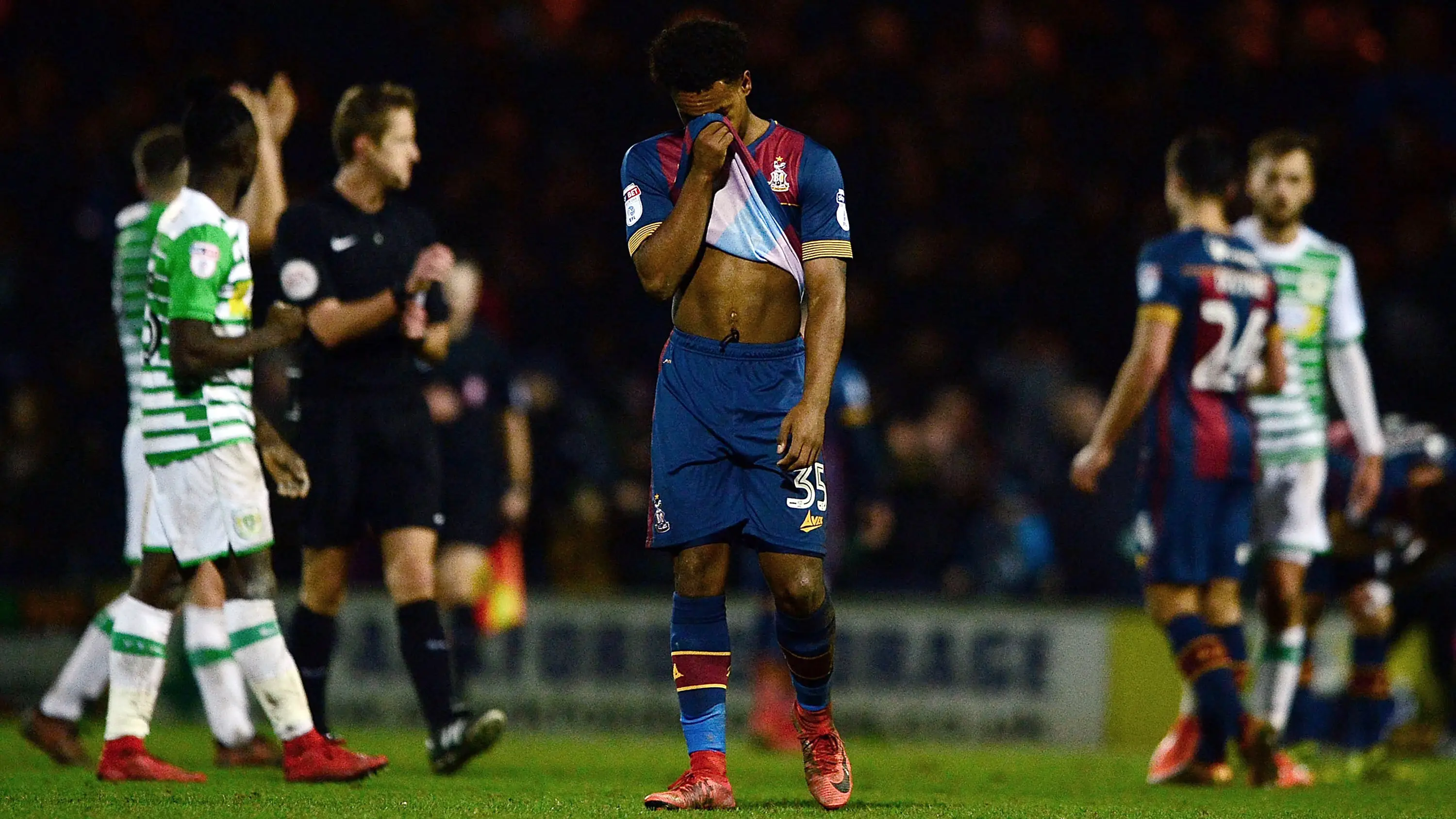Tyrell Robinson durante un partido con el Bradford