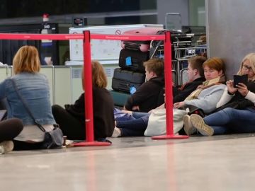 La calima convierte los aeropuertos canarios en hoteles improvisados, hasta 4.000 pasajeros afectados han dormido allí