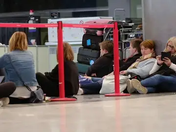La calima convierte los aeropuertos canarios en hoteles improvisados, hasta 4.000 pasajeros afectados han dormido allí La calima convierte los aeropuertos canarios en hoteles improvisados, hasta 4.000 pasajeros afectados han dormido allí