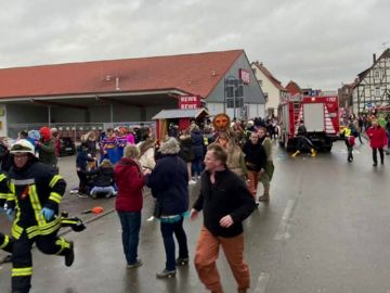 Al menos 30 heridos tras ser atropellados durante un desfile del carnaval en Alemania