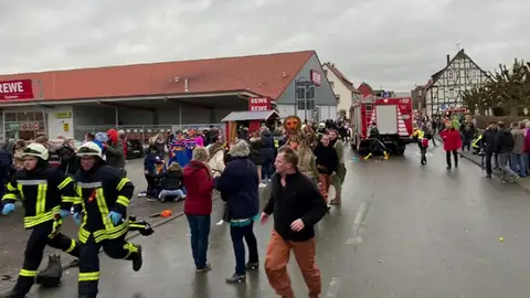 Al menos 30 heridos tras ser atropellados durante un desfile del carnaval en Alemania Al menos 30 heridos tras ser atropellados durante un desfile del carnaval en Alemania