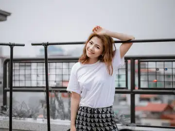 Chica con camiseta Chica con camiseta