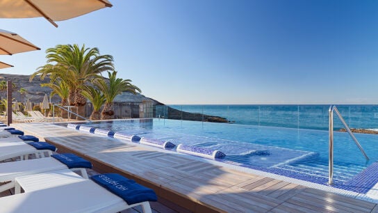 Una de las piscinas del hotel