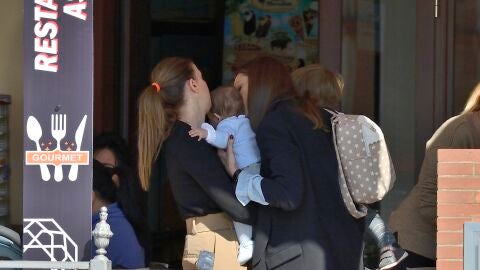 Eva González besa a su sobrino mientras sostiene en brazos a su hijo 