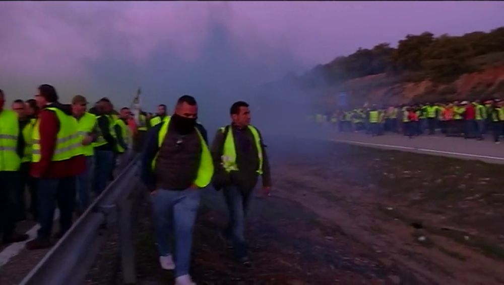Las protestas de los agricultores cortan el tráfico en varias carreteras de Andalucía