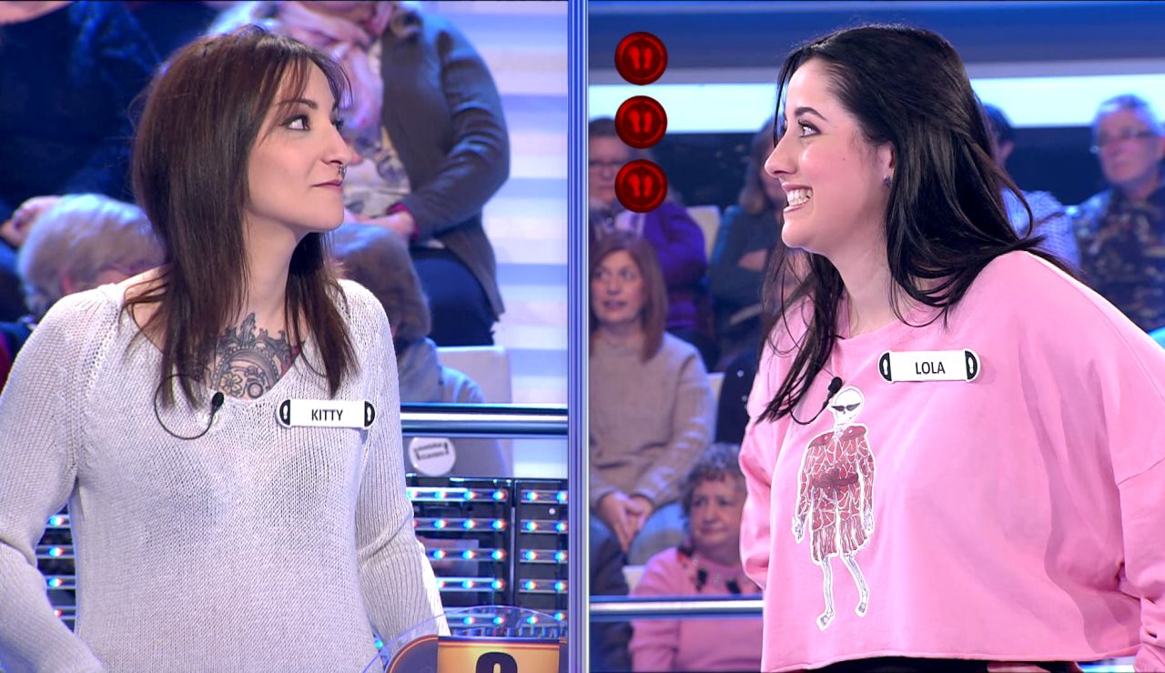 Lola y Kitty, víctimas de una 'colleja' lingüística en '¡Ahora caigo!' Lola y Kitty, víctimas de una 'colleja' lingüística en '¡Ahora caigo!'
