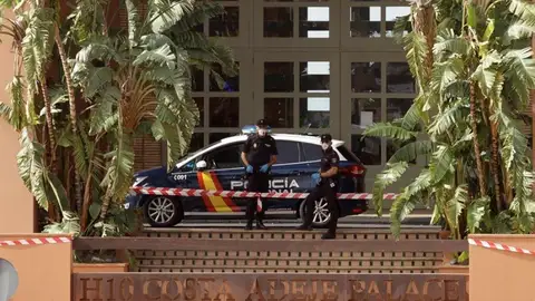 A3 Noticias 1 (25-02-20) En 'cuarentena' mil turistas en un hotel de Tenerife por el italiano alojado que ha dado positivo en coronavirus A3 Noticias 1 (25-02-20) En 'cuarentena' mil turistas en un hotel de Tenerife por el italiano alojado que ha dado positivo en coronavirus