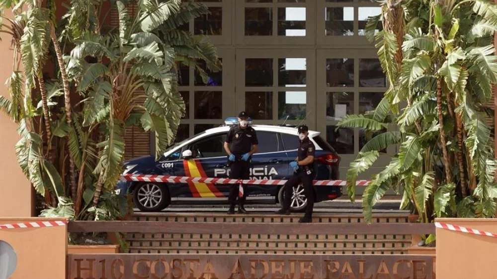 A3 Noticias 1 (25-02-20) En 'cuarentena' mil turistas en un hotel de Tenerife por el italiano alojado que ha dado positivo en coronavirus A3 Noticias 1 (25-02-20) En 'cuarentena' mil turistas en un hotel de Tenerife por el italiano alojado que ha dado positivo en coronavirus