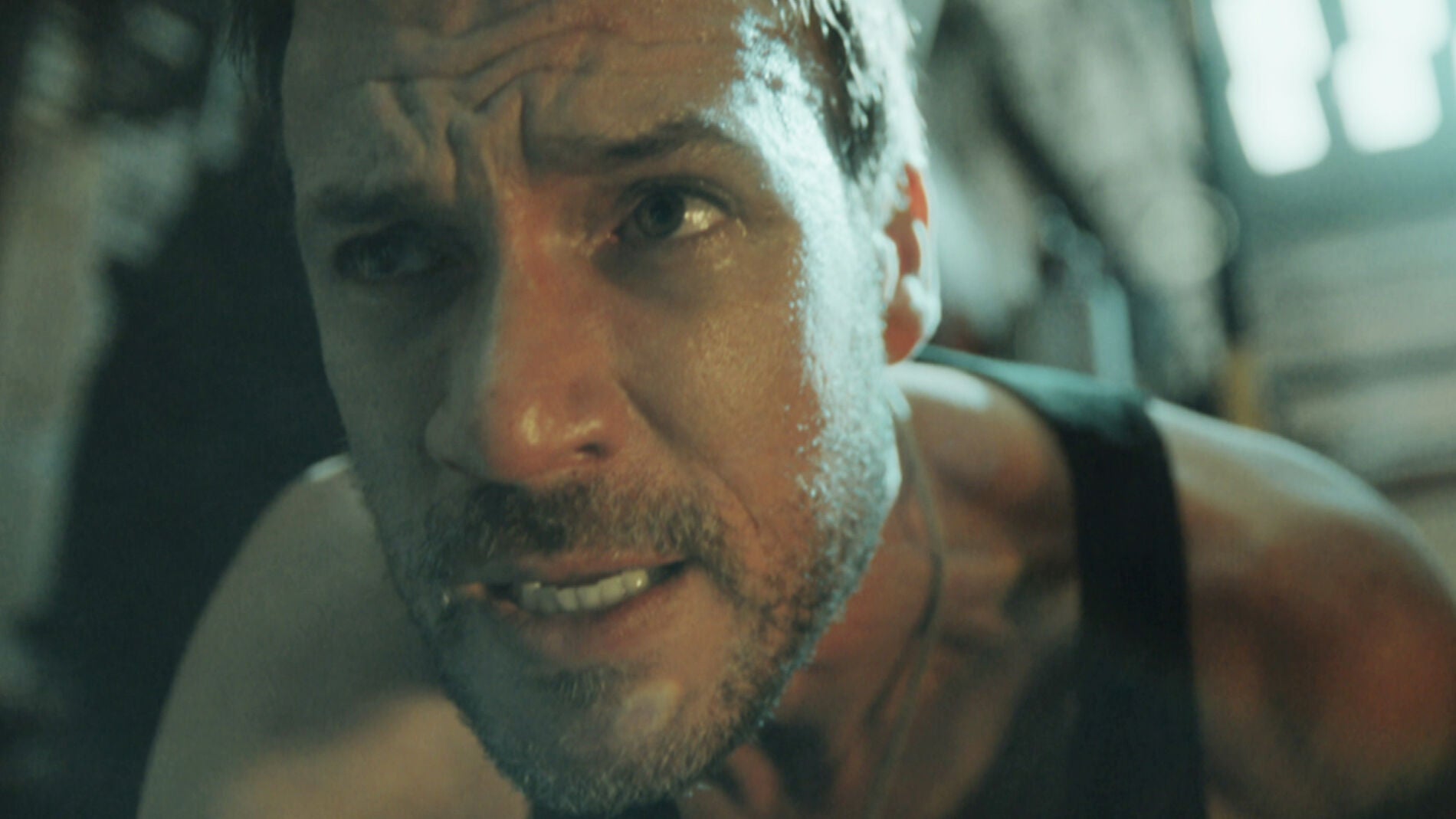 El Checo impide la fuga de Antonio de prisión 