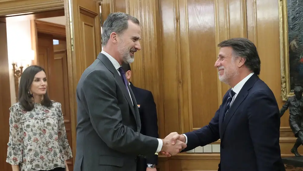 Su Majestad el Rey Felipe VI saluda a José Crehueras, presidente de Atresmedia, en presencia de la Reina Letizia