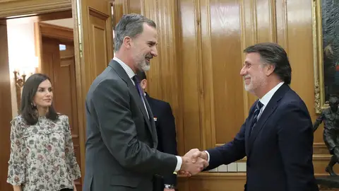 Su Majestad el Rey Felipe VI saluda a José Crehueras, presidente de Atresmedia, en presencia de la Reina Letizia Su Majestad el Rey Felipe VI saluda a José Crehueras, presidente de Atresmedia, en presencia de la Reina Letizia