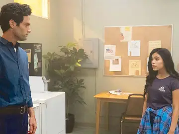 Joe Goldberg y Ellie Alves en 'You' Joe Goldberg y Ellie Alves en 'You'