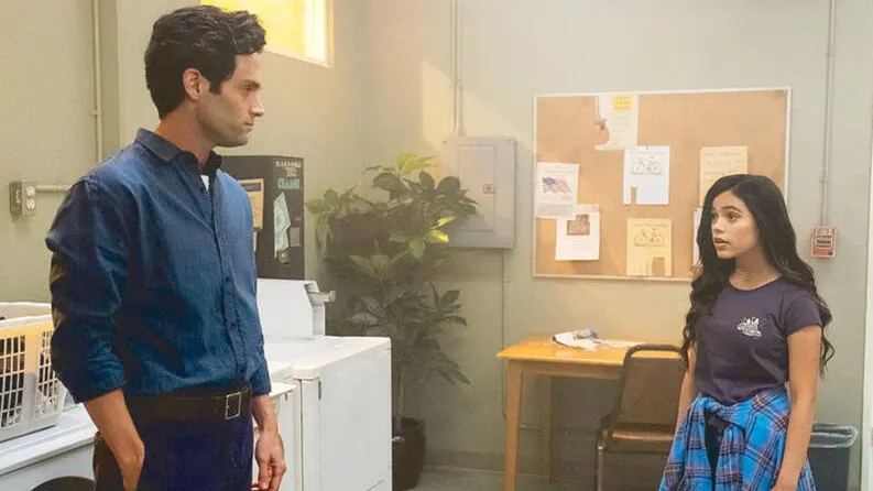 Joe Goldberg y Ellie Alves en 'You' Joe Goldberg y Ellie Alves en 'You'