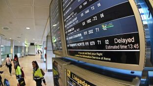 Vuelos con destino a Canarias retrasados en el Aeropuerto de Barajas el lunes