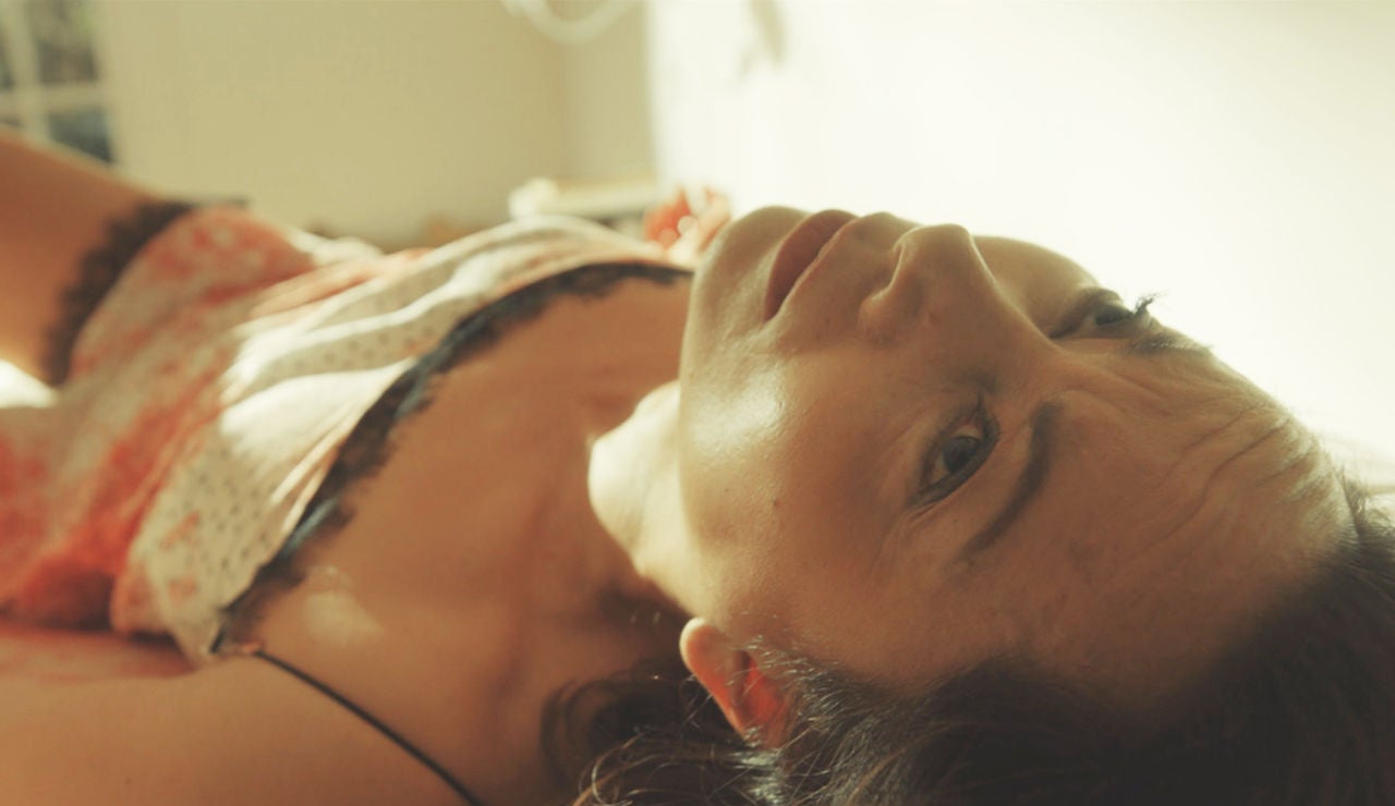 El siniestro momento en el que Paloma despierta al lado de un cadáver desnudo El siniestro momento en el que Paloma despierta al lado de un cadáver desnudo