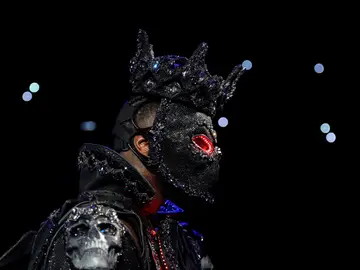 Deontay Wilder en su entrada al ring con el traje en tributo al Mes de la Historia Negra Deontay Wilder en su entrada al ring con el traje en tributo al Mes de la Historia Negra