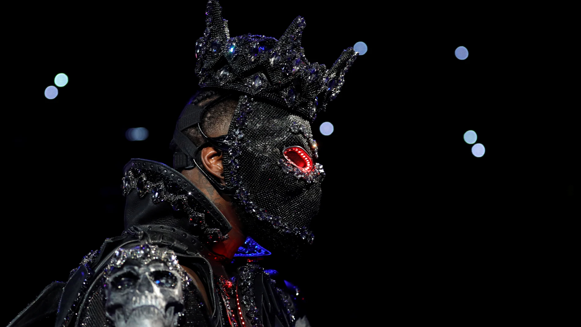 Deontay Wilder en su entrada al ring con el traje en tributo al Mes de la Historia Negra Deontay Wilder en su entrada al ring con el traje en tributo al Mes de la Historia Negra