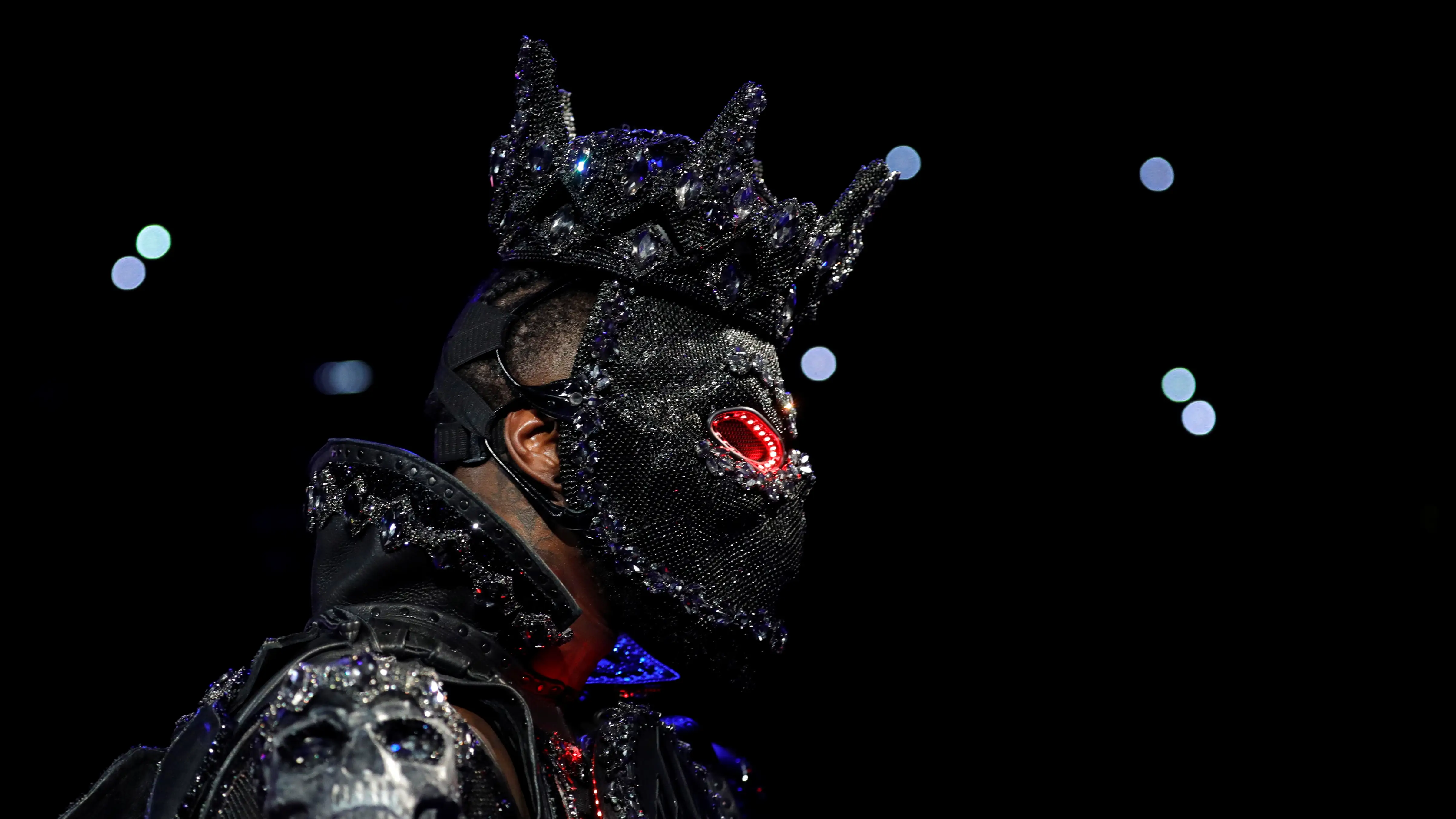Deontay Wilder en su entrada al ring con el traje en tributo al Mes de la Historia Negra Deontay Wilder en su entrada al ring con el traje en tributo al Mes de la Historia Negra