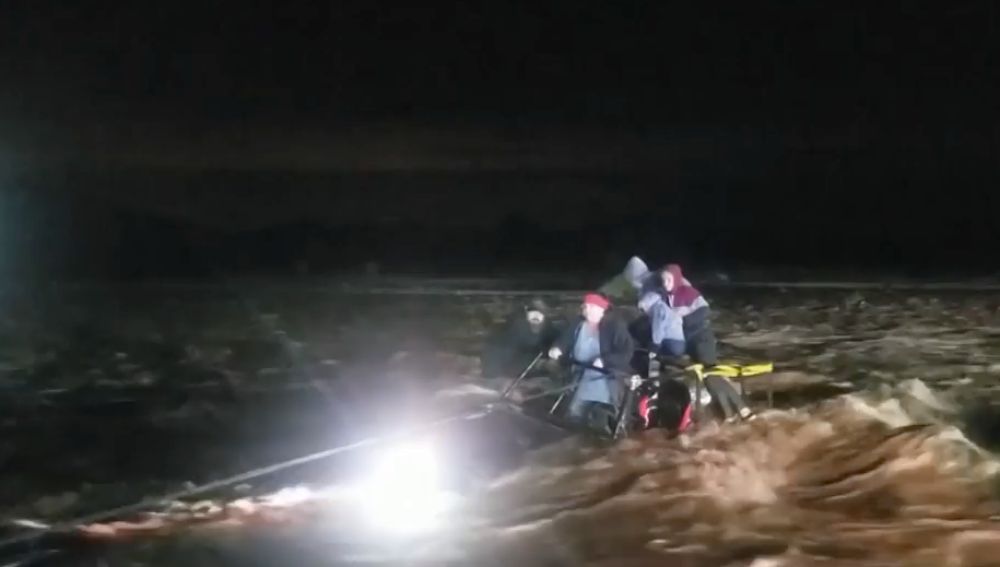 Las inundaciones en Arizona dejan a una familia atrapada en su coche