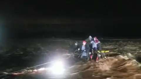 Las inundaciones en Arizona dejan a una familia atrapada en su coche Las inundaciones en Arizona dejan a una familia atrapada en su coche
