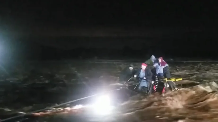 Las inundaciones en Arizona dejan a una familia atrapada en su coche Las inundaciones en Arizona dejan a una familia atrapada en su coche